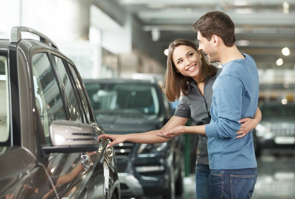 couple choosing what car to buy