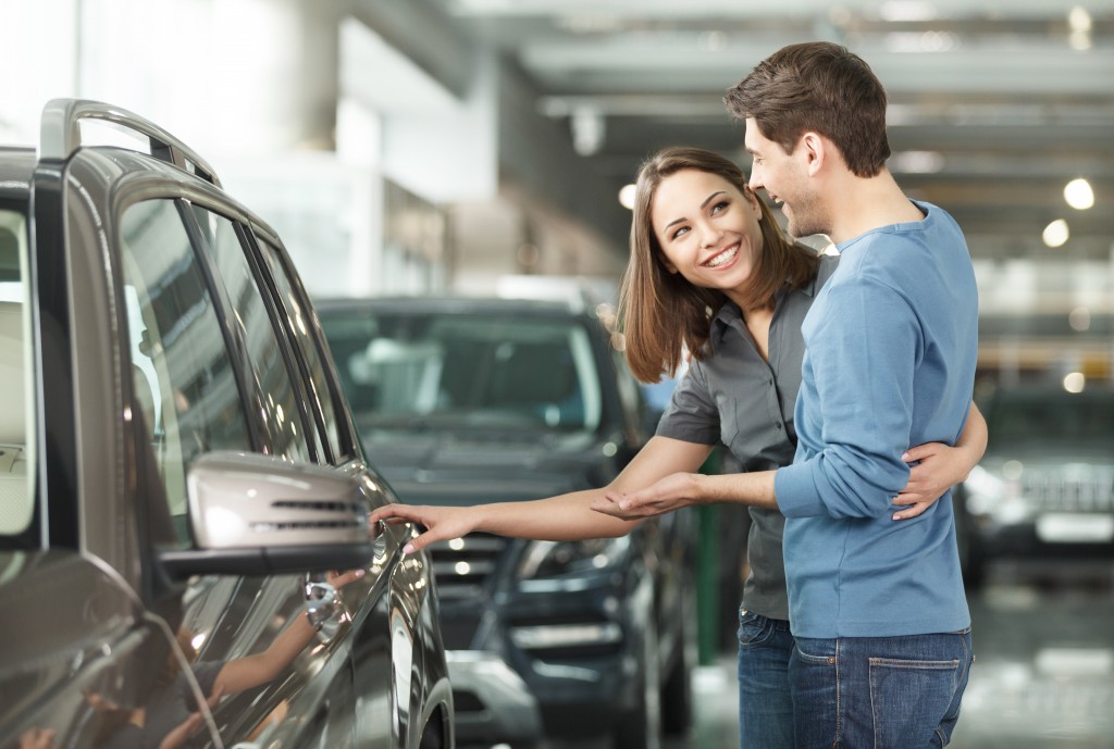 couple choosing what car to buy
